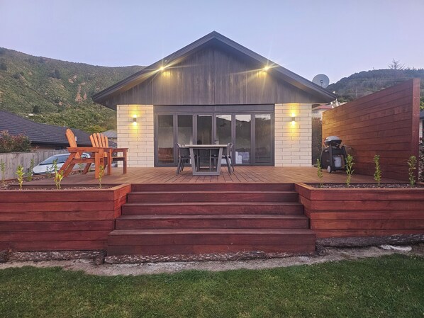 Outdoor dining - Unwind in beautiful Waikawa — your perfect coastal hideaway (Waikawa)