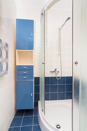 Shower, towels - Cozy holiday studio in Umag (Umag)