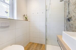 Dusche, Haartrockner, Handtücher, Seife
