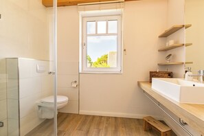 Dusche, Haartrockner, Seife, Toilettenpapier