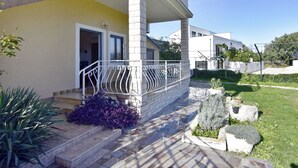 A modern house with a balcony, steps, and a garden. - Green retreat near the coast (Bašanija)