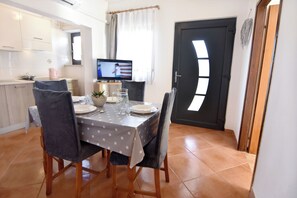 Dining - Green retreat near the coast (Bašanija)