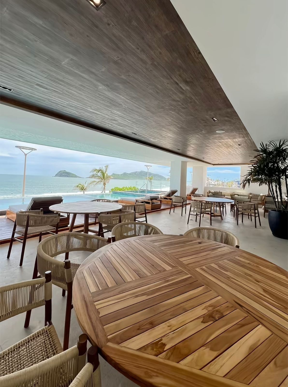 Luxury Room, Balcony, Beach View | Outdoor dining