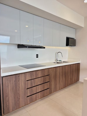 Luxury Room, Balcony, Beach View | Private kitchen | Mini-fridge, microwave, cookware/dishes/utensils - Sunsetline Malecón Mazatlán (Mazatlán)