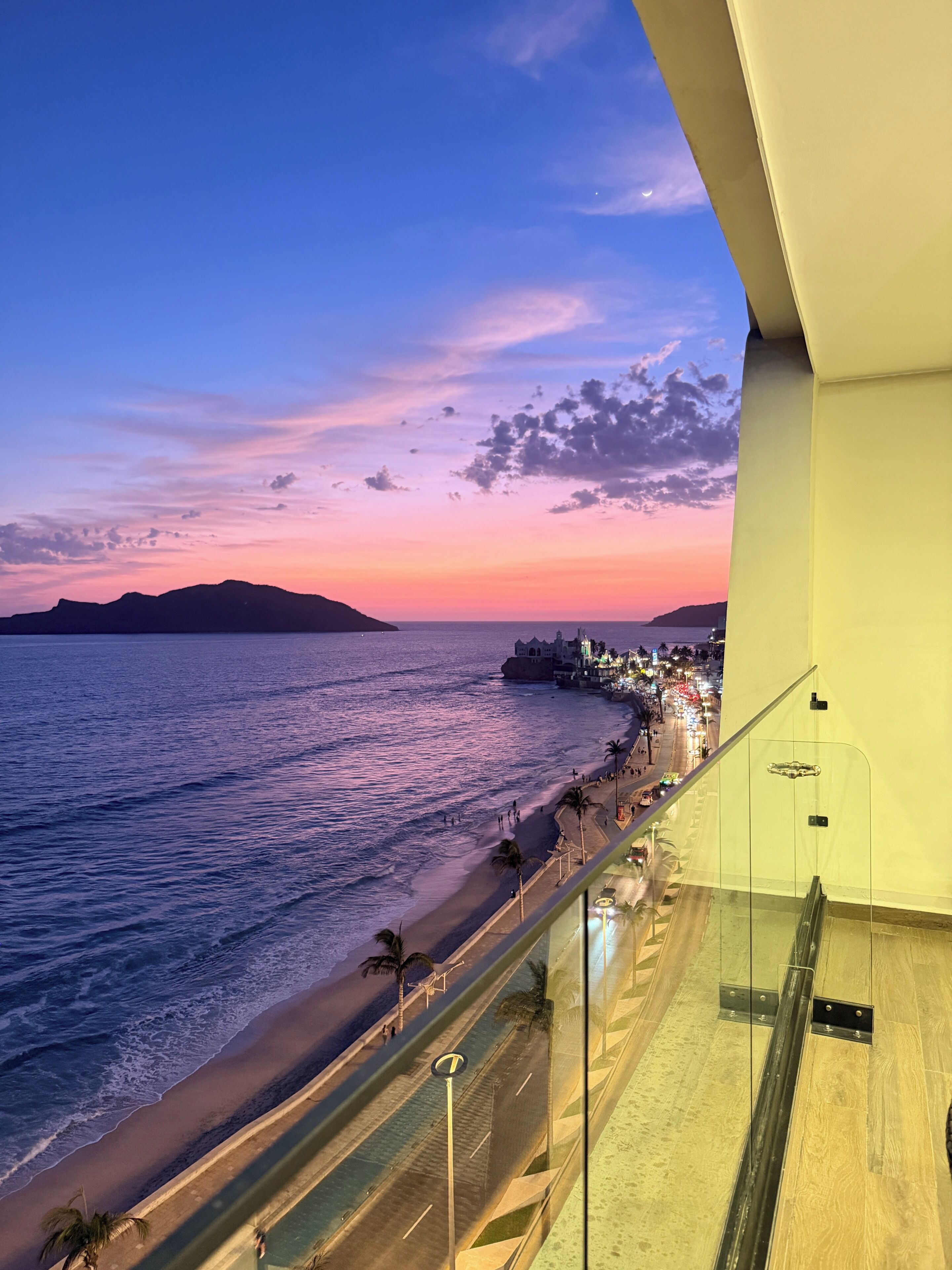 Departamento Deluxe, balcón, vista a la playa | Vista del balcón