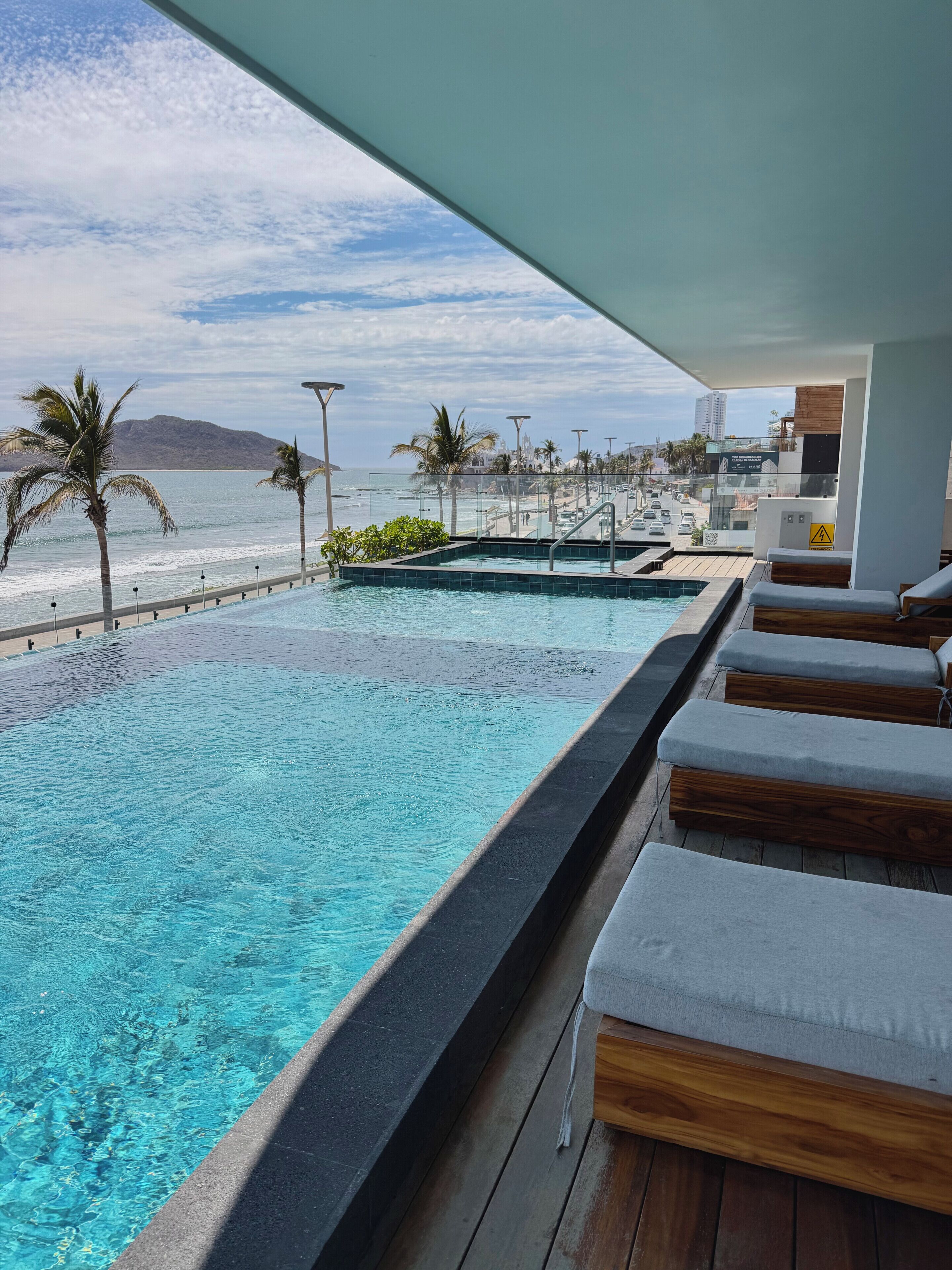 Habitación de lujo, balcón, vista a la playa | Alberca