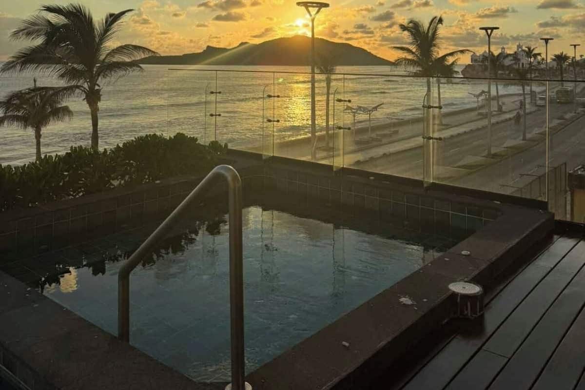 Lyxrum - balkong - utsikt mot stranden | Pool