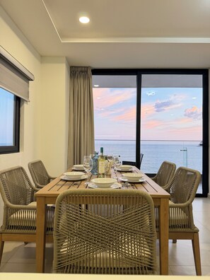 Departamento Deluxe, balcón, vista a la playa | Comedor