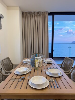 Deluxe Apartment, Balcony, Beach View | Ruang makan