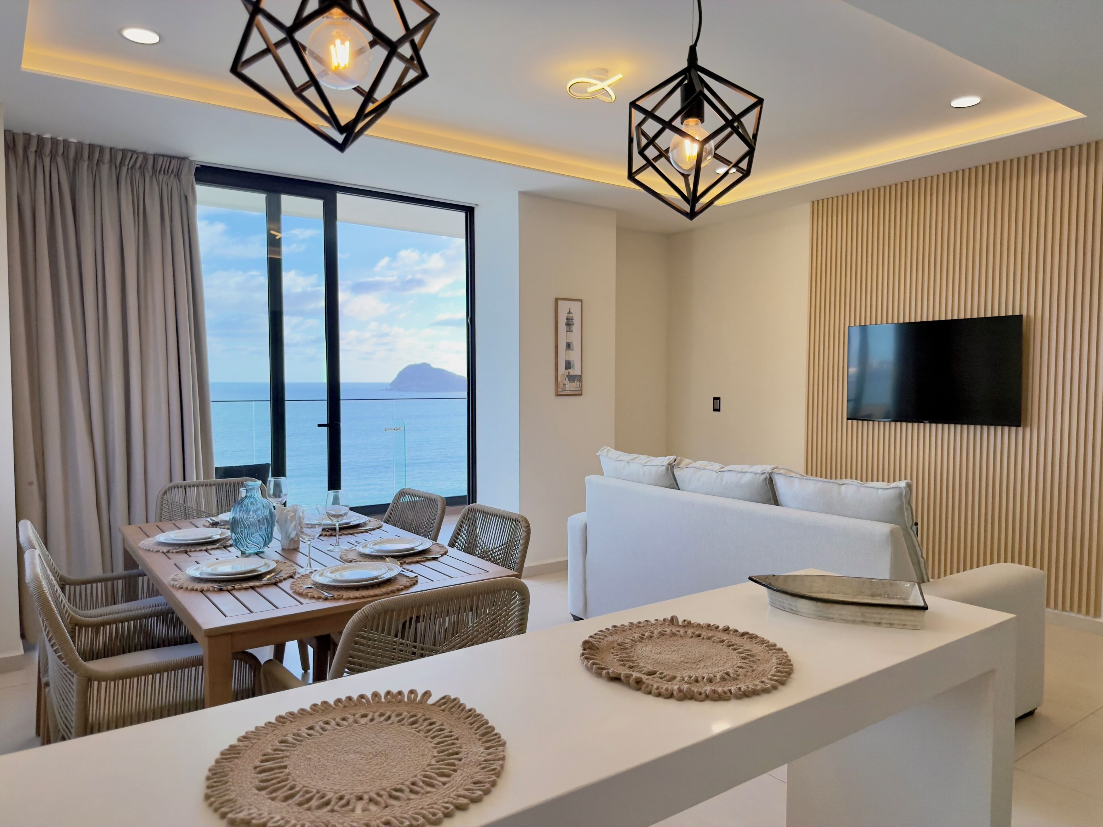 Suite Deluxe, balcón, vista a la playa | Sala de estar | Smart TV, piso con calefacción y oficina 