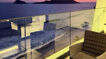 Suite Deluxe, balcón, vista a la playa | Vista del balcón