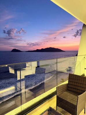 Deluxe Apartment, Balcony, Beach View | Pemandangan balkoni