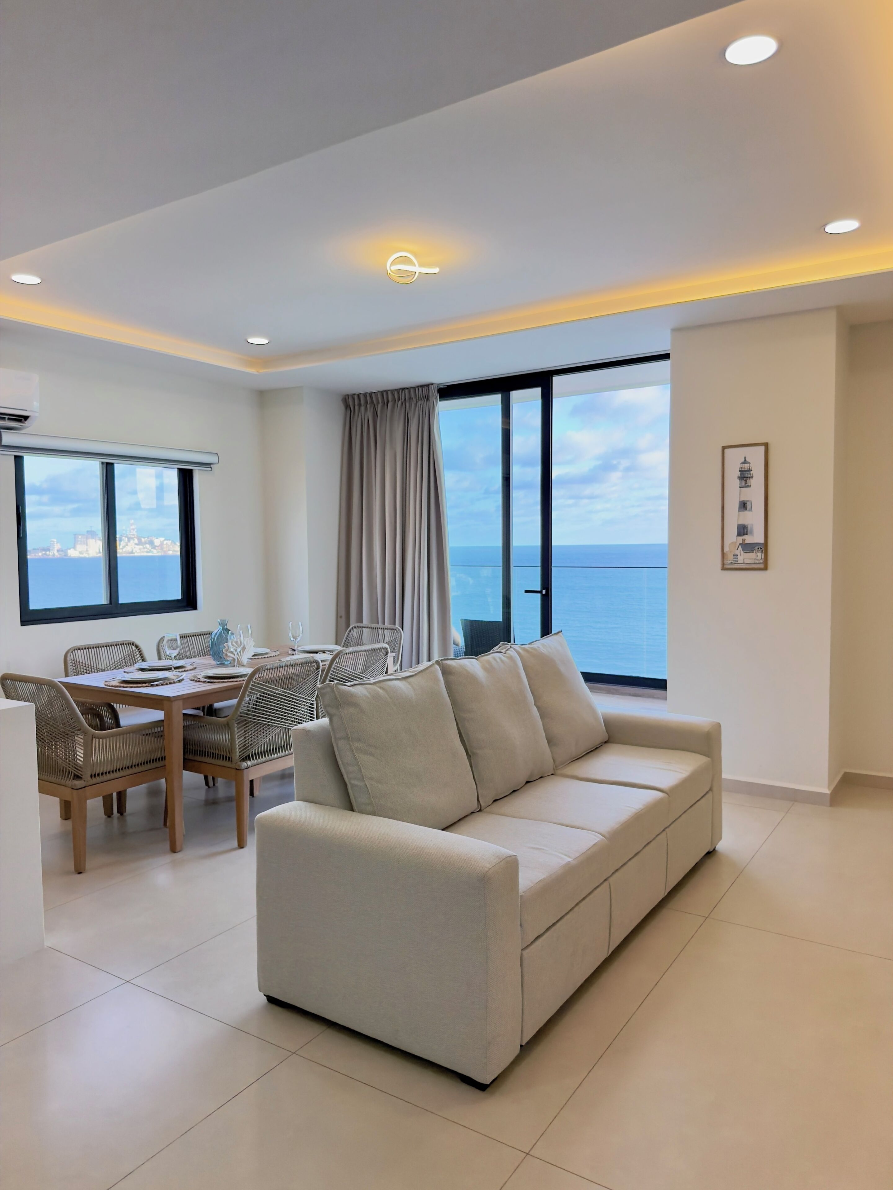 Suite Deluxe, balcón, vista a la playa | Sala de estar | Smart TV, piso con calefacción y oficina 