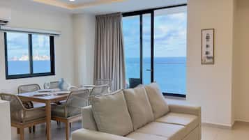 Suite Deluxe, balcón, vista a la playa | Sala de estar | Smart TV, piso con calefacción y oficina