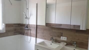 Douche, sèche-cheveux, serviettes fournies, savon