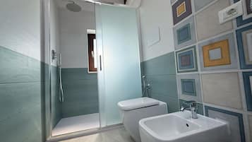 Studio, quang cảnh vườn | Phòng tắm | Buồng tắm vòi sen, máy sấy tóc, khăn tắm, xà phòng