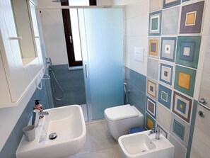 Estudio, vista al jardín | Baño | Regadera, secadora de cabello, toallas, jabón 