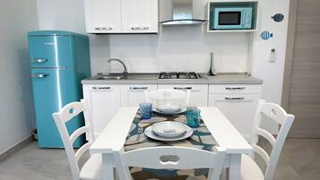 Studio, Garden View | Private kitchen