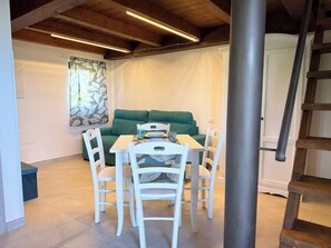 Estudio, vista al jardín | Restaurantes