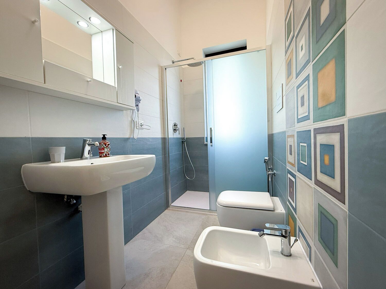 Ein modernes Badezimmer mit Waschbecken, Bidet und Dusche.