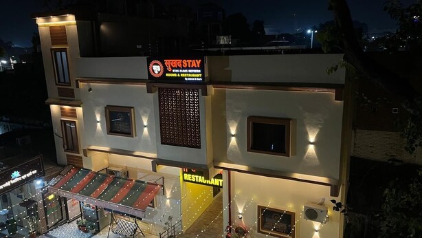 Un edificio de varios pisos con restaurante y habitaciones.