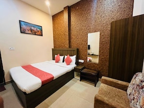 Deluxe Double Room, City View | Ruang kerja komputer riba, seterika/papan seterika, Wi-fi percuma 