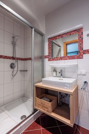Haartrockner, Handtücher, Seife, Toilettenpapier