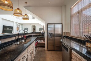 Fridge, microwave, oven, stovetop - Luxury house 5 Bedrooms + 4.5 Bathrooms/ ocean front in Isla Colon Bocas del Toro🏖️🌊 (Bocas del Toro)