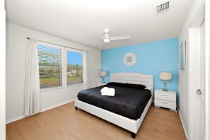 Tabla de planchar con plancha, wifi gratis y ropa de cama 