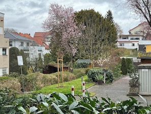 A residential area with houses, a garden, and a gate. - Vacation Rental Near the Spa Park with a Pool, Sauna, and Garage (Bad Salzuflen)