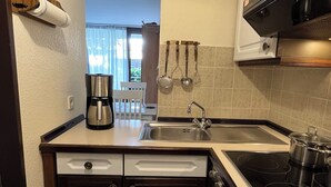 Cafetera i tetera, frigorífic, forn i placa de cuina 
