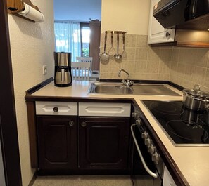 Private kitchen - Vacation Rental Near the Spa Park with a Pool, Sauna, and Garage (Bad Salzuflen)