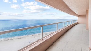 Un balcón con vista al mar y la playa.
