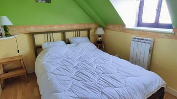1 slaapkamer, een strijkplank/strijkijzer, gratis wifi, beddengoed