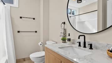 Een douche, een haardroger, een bidet, handdoeken