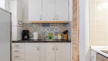 Studio, Courtyard View | Private kitchen