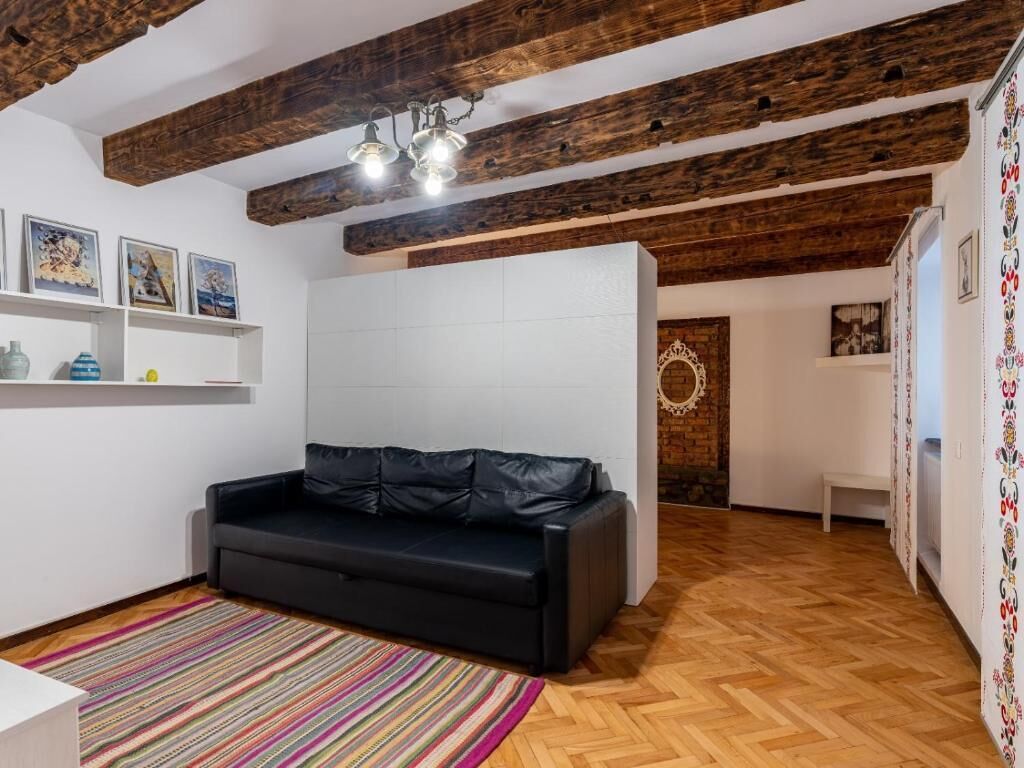 Estudi, vistes al pati | Interior
