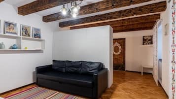Estudi, vistes al pati | Interior