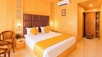 Hypo-allergenic bedding, desk, soundproofing, free WiFi