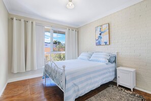 3 bedrooms, iron/ironing board, WiFi, bed sheets