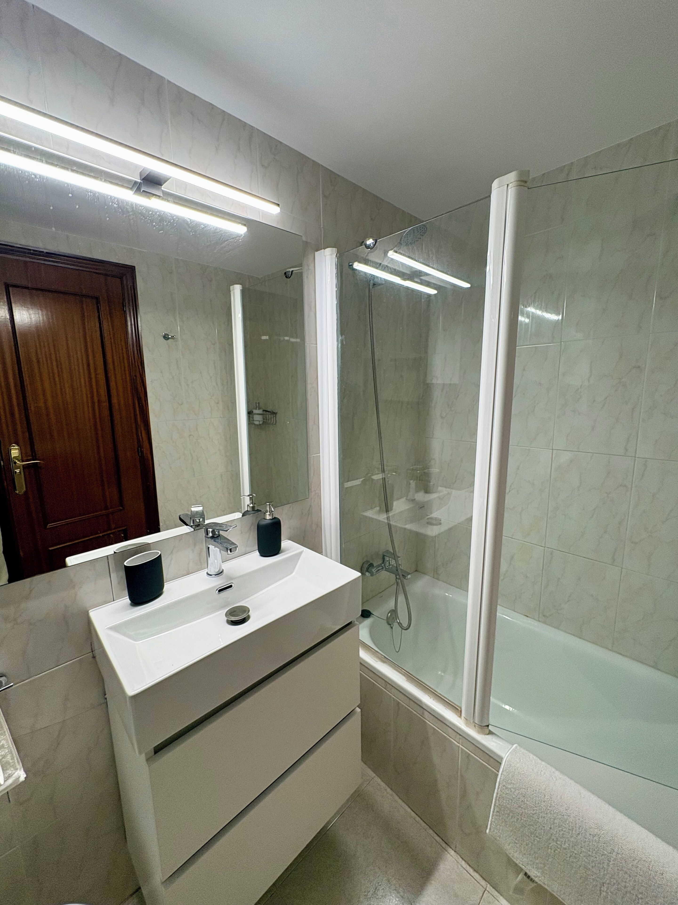 Secadora de cabello, bidet, toallas, jabón 