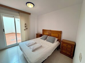 Tabla de planchar con plancha, internet y ropa de cama 