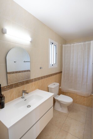 Dusche, Haartrockner, Handtücher, Toilettenpapier