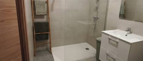 Douche, serviettes fournies, savon