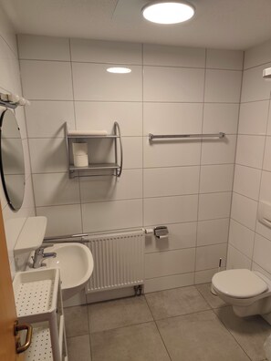 Shower, towels - Vrbo Property (Neddesitz)