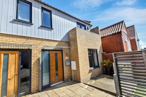 Exterior - The Hideaway, Sheringham, close to shops and beach - perfect for relaxing break (Sheringham)