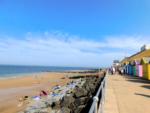 Beach - The Hideaway, Sheringham, close to shops and beach - perfect for relaxing break (Sheringham)