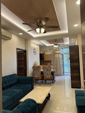 Living area - Fully Furnished Independent Luxury Flat at Casa Luxoria. hotel-style hospitality (Jalandhar)