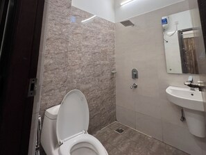 Bathroom - Fully Furnished Independent Luxury Flat at Casa Luxoria. hotel-style hospitality (Jalandhar)
