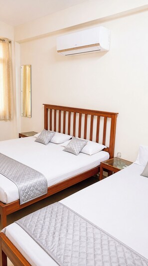 Deluxe Quadruple Room, Air conditioning | Hypo-allergenic bedding, desk, soundproofing, free WiFi - Hotel Tourist In (Jaipur)